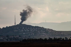 Khói bốc lên sau vụ tấn công của Phong trào Hezbollah nhằm vào một tiền đồn quân sự Israel ở Metulla, giáp với miền Nam Liban. (Ảnh: AFP/TTXVN/TTXVN)