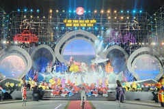 Các tiết mục văn nghệ đặc sắc trình diễn tại lễ khai mạc. (Ảnh: Sỹ Thắng/TTXVN)