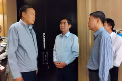 Thủ tướng Thái Lan Srettha Thavisin và Đại sứ Việt Nam tại Thái Lan Phạm Việt Hùng (thứ 4, từ trái sang) tới hiện trường vụ việc. (Ảnh: TTXVN phát)
