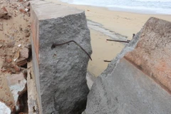 Kè biển bị sạt lở. (Ảnh minh họa: Phạm Kha/TTXVN)