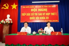 Trưởng Ban Tuyên giáo Trung ương Nguyễn Trọng Nghĩa và bà Hoàng Thị Thanh Thúy chủ trì Hội nghị tiếp xúc cử tri huyện Gò Dầu, tỉnh Tây Ninh. (Ảnh: Giang Phương/TTXVN)
