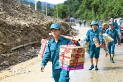 Các lực lượng tham gia vận chuyển đồ cứu trợ cho người dân vùng lũ Điện Biên. (Ảnh: Xuân Tư/TTXVN)