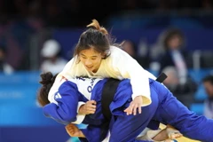 Võ sỹ judo Hoàng Thị Tình cố gắng ngăn cản đòn đánh của đối phương. (Ảnh: Hoàng Linh/TTXVN)