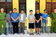 Các đối tượng liên quan trong đường dây đánh bạc và tổ chức đánh bạc liên tỉnh bằng hình thức cá độ bóng đá bị tạm giữ. (Ảnh: TTXVN phát)