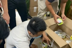 Lực lượng chức năng kiểm đếm tang vật. (Ảnh: TTXVN phát)