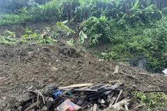 Sạt lở đất vùi lấp hoàn toàn ngôi nhà trong đất tại Bắc Kạn. (Ảnh: TTXVN phát)