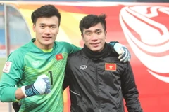 Tiến Dũng (trái) và em trai Tiến Dụng sau trận bán kết với U23 Qatar. (Ảnh: TTVH)