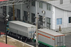 Xe tải chở hàng từ Triều Tiên chờ làm thủ tục tại cửa khẩu thành phố Dandong, Trung Quốc ngày 16/10/2006. AFP/TTXVN