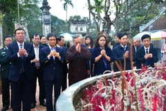 Phó Thủ tướng Chính phủ Vũ Đức Đam cùng đoàn công tác dâng hương tại đền Trần, thành phố Nam Định. (Ảnh Công Luật-/TTXVN)