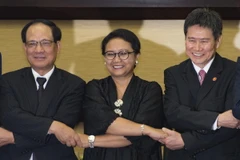 Tân Tổng thư ký Lim Jock Hoi (phải), Ngoại trưởng Indonesia Retno Marsudi (giữa) và người tiền nhiệm Lê Lương Minh tại buổi lễ chuyển giao ở Jakarta ngày 5/1. (Nguồn: AFP/TTXVN)