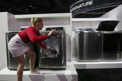 Máy giặt được trưng bày tại Triển lãm điện tử tiêu dùng ở Las Vegas, Nevada, Mỹ ngày 6/1/2016. (Nguồn: AFP/TTXVN)