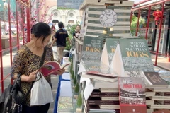 Khách tham quan, tìm hiểu các sách về lịch sử kháng chiến cứu nước của dân tộc. (Ảnh: Gia Thuận/TTXVN)