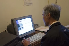 Ông Nguyễn Thái Sơn, Trạm trưởng Trạm Quan sát địa chấn thành phố Điện Biên Phủ (Điện Biên) kiểm tra giao động của động đất xảy ra ngày 9/1. (Ảnh: Văn Dũng/TTXVN)