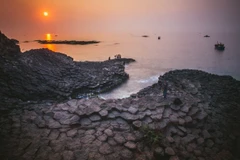 Gành Đá Đĩa là một danh thắng thiên nhiên kỳ thú về cảnh quan và độc đáo về địa chất bên bờ biển, thuộc xã An Ninh Đông, huyện Tuy An, tỉnh Phú Yên. (Ảnh: Trọng Đạt/TTXVN)