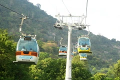 Đông đảo khách du lịch đến tham quan, hành hương tại khu du lịch núi Bà Đen. (Ảnh: Thanh Tân/TTXVN)