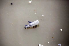 Rác thải nhựa bị vứt xuống lòng sông ở Calcutta, miền đông Ấn Độ ngày 14/6. (Nguồn: EPA/TTXVN)