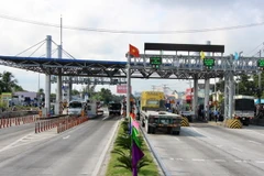Các phương tiện qua BOT Cần Thơ-Phụng Hiệp không còn xếp hàng kéo dài. (Ảnh: Thanh Sang/TTXVN)