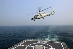 Máy bay trực thăng cất cánh từ tàu sân bay của hải quân Trung Quốc tham gia cuộc diễn tập tại Thanh Đảo ngày 23/4. (Nguồn: THX/TTXVN)