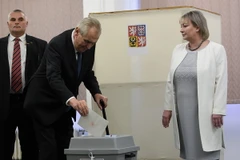 Tổng thống đương nhiệm Milos Zeman (giữa) bỏ phiếu tại điểm bầu cử ở Prague ngày 26/1. (Nguồn: AFP/ TTXVN)