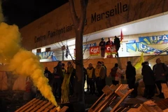 Các quản giáo phong tỏa lối vào nhà tù Les Baumettes ở Marseille, yêu cầu Chính phủ có biện pháp siết chặt an ninh các trung tâm giam giữ phạm nhân, ngày 15/1. (Nguồn: AFP/TTXVN)_