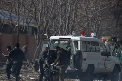 Chuyển người bị thương khỏi hiện trường vụ đánh bom. (Nguồn: THX/ TTXVN)