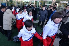 Nhóm tiền trạm Triều Tiên và đoàn vận động viên khúc côn cầu trên băng tại văn phòng hải quan, nhập cư và kiểm dịch Paju ngày 25/1. (Nguồn: Yonhap/TTXVN)