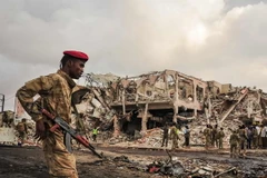 Binh sỹ Somalia điều tra tại hiện trường vụ đánh bom tại Mogadishu ngày 15/10. (Nguồn: AFP/TTXVN)