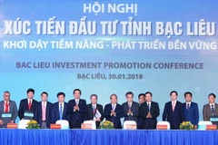 Thủ tướng Nguyễn Xuân Phúc và các đại biểu chứng kiến lễ ký kết hợp tác đầu tư giữa UBND tỉnh Bạc Liêu với các nhà đầu tư. (Ảnh: Thống Nhất/TTXVN)