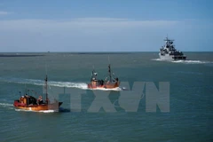 Tàu khu trục ARA Sarandi tham gia chiến dịch tìm kiếm tàu ngầm mất tích ARA San Juan tại Mar del Plata ngày 21/11. (Nguồn: AFP/TTXVN)