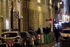 Cảnh sát điều tra tại lối vào phía sau khách sạn Ritz ở Paris sau vụ việc. (Nguồn: AFP/TTXVN)
