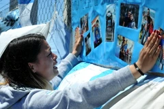 Thân nhân các thủy thủ tàu ngầm mất tích ARA San Juan chờ đợi thông tin về người thân tại Mar del Plata, Argentina ngày 23/11/2017. (Nguồn: THX/TTXVN)