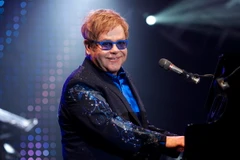 Nghệ sỹ Elton John biểu diễn tại London, Anh ngày 21/9/2012. (Nguồn: EPA/TTXVN)