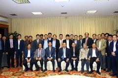 Thủ tướng Nguyễn Xuân Phúc, Uỷ viên Bộ Chính trị, Trưởng ban Tuyên giáo Trung ương Võ Văn Thưởng và các đại biểu tại buổi gặp mặt. (Ảnh: Thống Nhất/TTXVN)