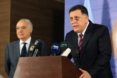 Thủ tướng Libya Fayez al-Sarraj (phải) và người đứng đầu Phái bộ hỗ trợ của LHQ ở Libya Ghassan Salame (trái) tại cuộc họp báo ở Tripoli, Libya ngày 5/8/2017. (Nguồn: AFP/TTXVN)