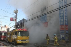 Lực lượng cứu hỏa nỗ lực dập lửa tại hiện trường vụ cháy bệnh Sejong ở Miryang, Hàn Quốc ngày 26/1. (Nguồn: Yonhap/TTXVN)