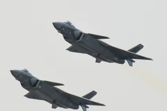 Chiến đấu cơ tàng hình doTrung Quốc chế tạo bay trình diễn tại Triển lãm Hàng không Vũ trụ Quốc tế ở Chu Hải. (Nguồn: AP/TTXVN)