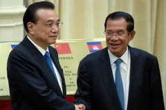 Thủ tướng Trung Quốc Lý Khắc Cường (trái) và người đồng cấp Campuchia Hun Sen tại cuộc gặp ở Phnom Penh ngày 11/1. (Nguồn: AFP/TTXVN)