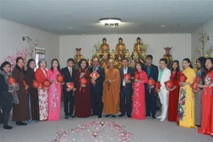 Đại sứ Thái Xuân Dũng cùng lãnh đạo cộng đồng đến chùa Vĩnh Nghiêm tại Trung tâm thương mại Sapa để cầu chúc cho cộng đồng có một năm mới bình an, làn ăn thuận lợi. (Ảnh: Việt Dũng/TTXVN)