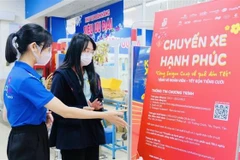 Sinh viên đăng ký về quê đón Tết bằng “Chuyến xe hạnh phúc - Cùng Saigon Co.op về quê ăn Tết”. (Ảnh: Thanh Vũ/TTXVN)