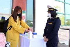 Những du khách nhập cảnh vào tỉnh Lào Cai, Việt Nam đều phải thực nghiệm nghiêm ngặt các yêu cầu chống dịch COVID-19. (Ảnh: Quốc Khánh/TTXVN)