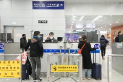 Hành khách xếp hàng để làm thủ tục tại sân bay quốc tế ở Thượng Hải, Trung Quốc, ngày 8/1/2023. (Ảnh: THX/TTXVN)