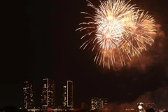 Màn pháo hoa chào Năm mới 2023 tại khu vực hầm vượt sông Sài Gòn (thành phố Thủ Đức). (Ảnh: Thu Hương/TTXVN)