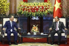 Chủ tịch nước Nguyễn Xuân Phúc tiếp nguyên Thủ tướng Nhật Bản Suga Yoshihide. (Ảnh: Thống Nhất/TTXVN)