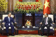 Chủ tịch nước Nguyễn Xuân Phúc tiếp nguyên Thủ tướng Nhật Bản Suga Yoshihide. (Ảnh: Thống Nhất/TTXVN)