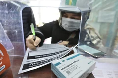 Mua thuốc Molnupiravir điều trị COVID-19. (Ảnh: Minh Quyết/TTXVN)