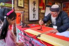 Biểu diễn thư pháp tại Hội chữ Xuân. (Ảnh: Tuấn Đức/TTXVN)