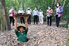 Khách du lịch tham quan địa đạo Củ Chi. (Ảnh: Xuân Khu/TTXVN)