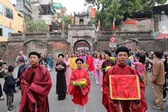 Đoàn rước dâng lễ cửa Đình từ Ngôi nhà di sản (87 Mã Mây) đi qua một số tuyến phố và dâng lễ tại đình Kim Ngân. (Ảnh: Thanh Tùng/TTXVN)