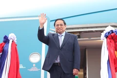 Thủ tướng Phạm Minh Chính đến thủ đô Vientiane (Lào). (Ảnh: Dương Giang/TTXVN)