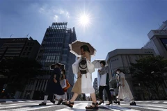 Người dân di chuyển dưới tiết trời nắng nóng tại Nagoya, Nhật Bản, ngày 1/7/2022. (Ảnh: Kyodo/TTXVN)